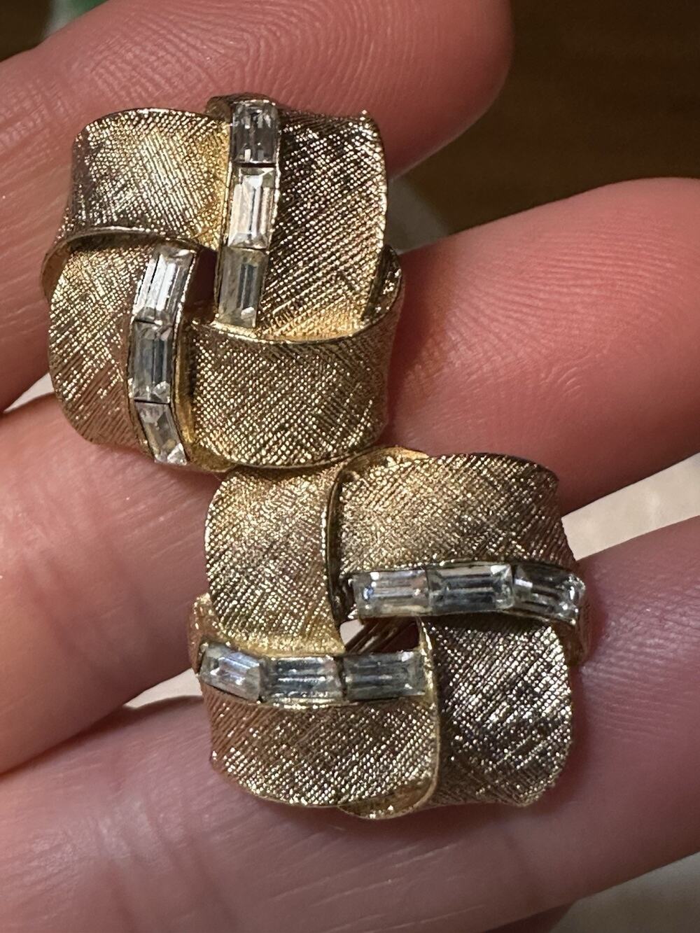 Vintage LISNER Earrings Gold-tone Textured Clip On Earrings With Clear Gems Chic
